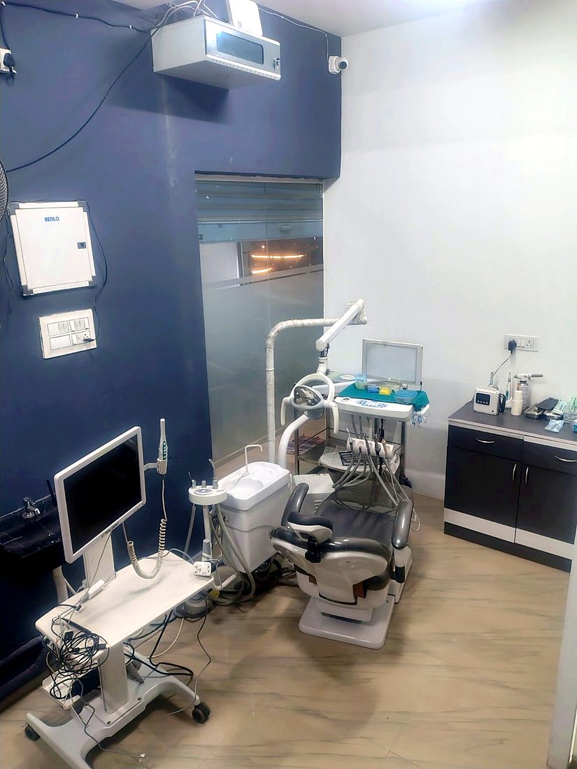 Treatment room 1 with dental chair and monitor